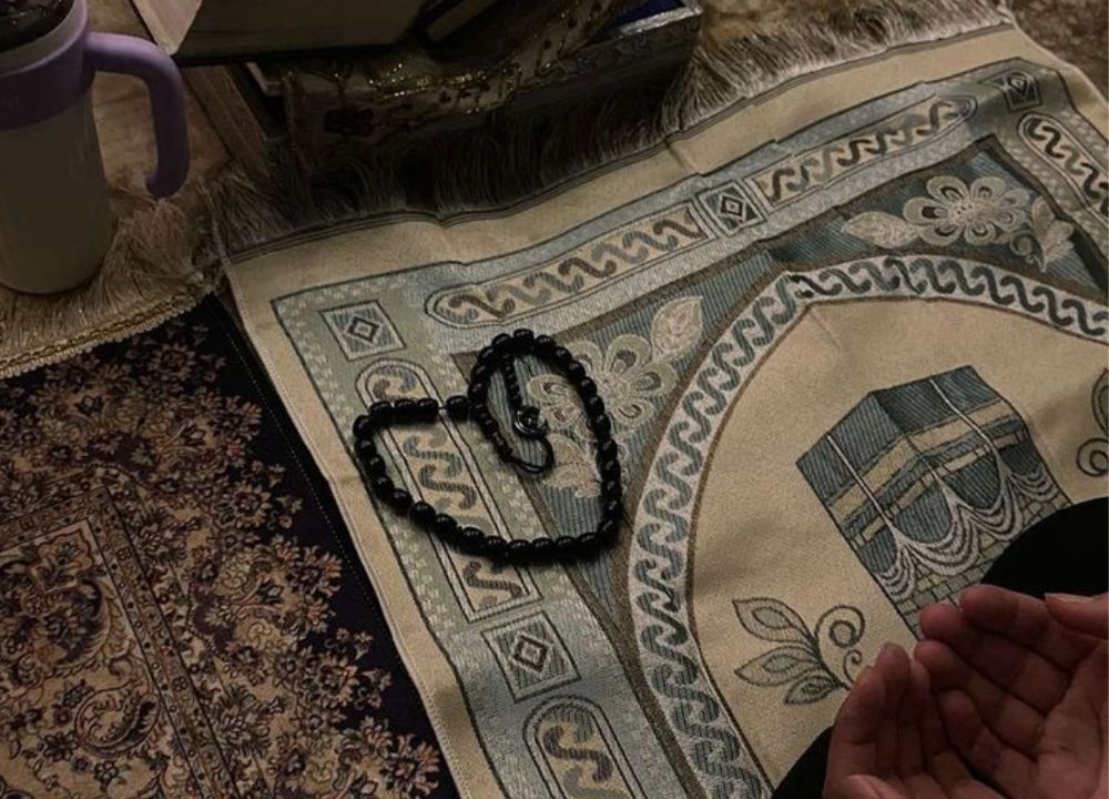 A tasbih on a Prayer mat in the shape of heart; representing self-love